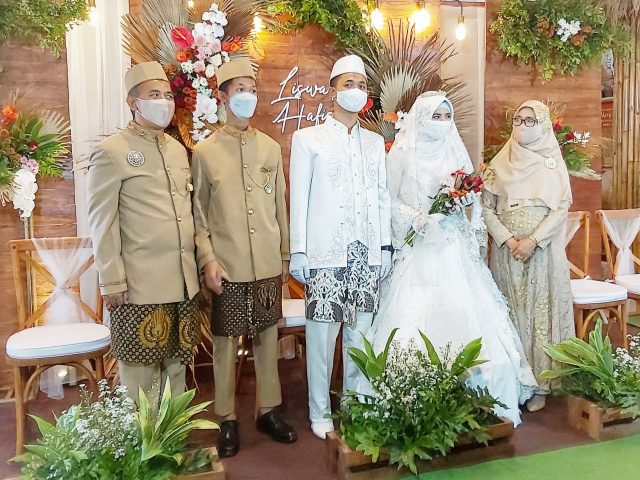 Beskap dan Gaun pengantin muslimah yang dilengkapi dengan masker yang cantik dan senada