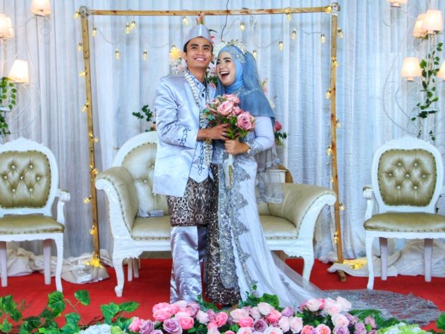 Rumah Safa menyediakan berbagai jenis dan warna busana pengantin muslimah yang syar'i