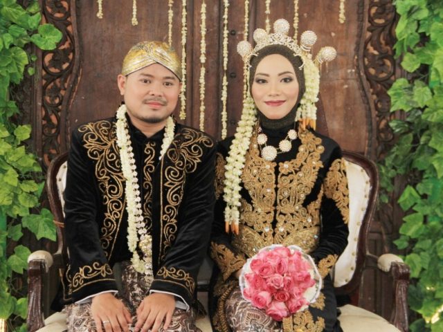 Riasan Syar'i Adat Jawa untuk muslimah berhijab.