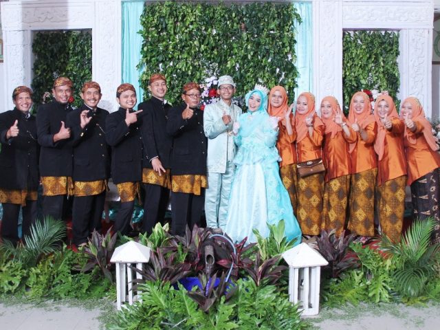 Busana Seragam yang senada untuk para Among Keluarga Pengantin