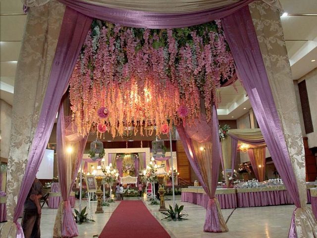 Gazebo, pergola, photo spot dan lain-lain adalah detail dekorasi yang juga kami sediakan untuk mempercantik dekorasi pernikahanmu.