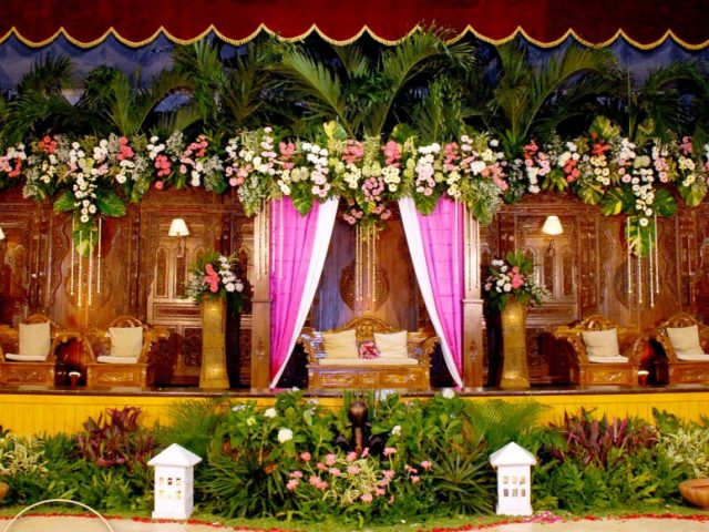 Rumah Safa menyediakan berbagai dekorasi adat, mulai dari dekorasi Adat Jawa, Adat Betawi, Adat Minang, Adat Tapanuli Selatan, Adat Bugis, dan lain-lain